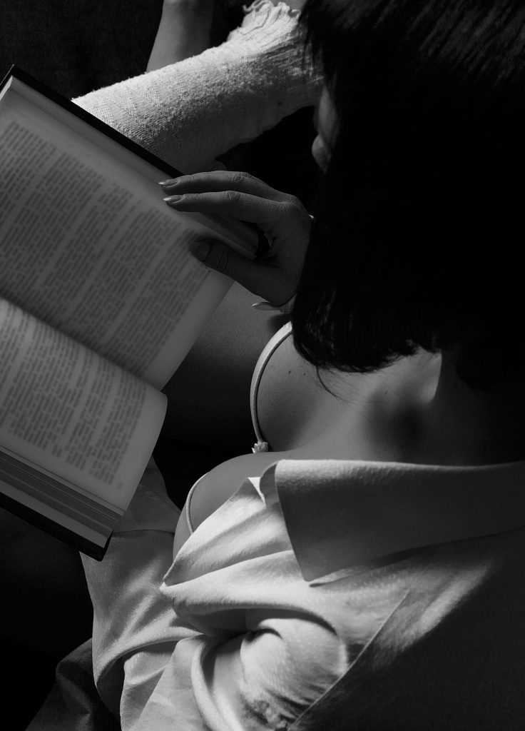 une femme lit un livre